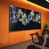 Tableau panoramique, rangee de huit gants de boxe suspendus de couleurs differentes