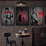 Tableau Mohamed Ali noir et blanc avec gants en effet neon rouge, accroche dans une entree