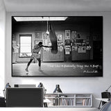 Tableau Mohamed Ali au sac de frappe avec citation manuscrite, format paysage, vue rapprochee de la toile