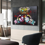 Tableau deux gants de boxe graffes surmontes d'une couronne doree, vue rapprochee de la toile