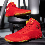 Chaussure de boxe rouge posée sur une machine de salle