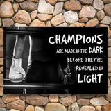 Tableau citation boxe, phrase en capitales blanches et boxeur de dos gants pendants, accroche dans une entree