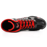 Chaussure de boxe vernie noir et rouge, vue de dessus du laçage