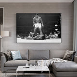 Tableau Ali vs Liston noir et blanc, Ali debout au-dessus de Sonny Liston