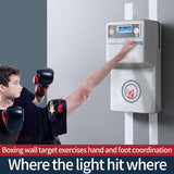 Machine de boxe uppercut utilisée par un jeune boxeur