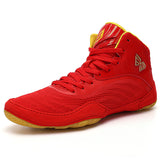 Chaussure de boxe rouge et or de trois quarts sur fond blanc