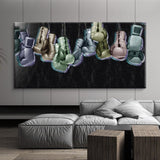 Tableau panoramique, rangee de huit gants de boxe suspendus de couleurs differentes, vue rapprochee de la toile