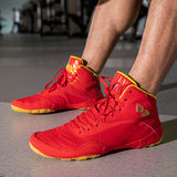Chaussures de boxe rouge et or portées, appui avant-pied