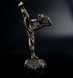 Statue Bruce Lee bronze vue de profil, bras replié devant le visage