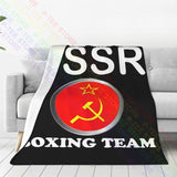 Plaid USSR Boxing Team drapé sur un canapé, lettrage blanc