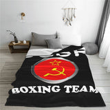 Plaid boxe URSS déployé sur un lit, emblème rouge et jaune