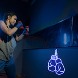 Néon mural gants de boxe accroché dans un salon