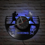 Horloge vinyle boxe rétroéclairée en bleu, scène de ring et lettrage BOXING