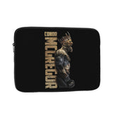 Housse PC portable McGregor noire, illustration du combattant couronné et lettrage doré