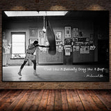 Tableau Mohamed Ali au sac de frappe avec citation manuscrite, format paysage, affiche dans un salon