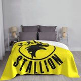 Plaid Italian Stallion jaune déployé sur un lit, étalon cabré noir