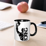 Tasse boxe céramique posée sur un plan de travail