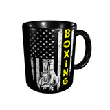 Mug boxe corps noir, drapeau américain vieilli, gants suspendus et lettrage BOXING jaune