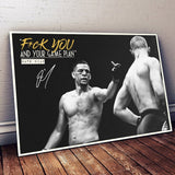 Tableau Nate Diaz index pointe en noir et blanc avec citation en jaune, accroche dans une entree