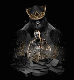 Tableau Conor McGregor, gorille couronne et combattant aux gants dores sur fond noir, accroche dans une entree