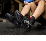 Chaussures de boxe anglaise noires et rouges portées, appui sur le côté