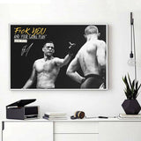 Tableau Nate Diaz index pointe en noir et blanc avec citation en jaune, affiche dans un salon