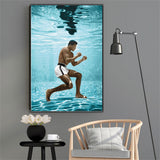 Tableau Mohamed Ali piscine, boxeur en garde sous l'eau turquoise, accroche dans une entree