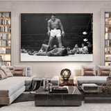 Tableau Ali vs Liston noir et blanc, Ali debout au-dessus de Sonny Liston, affiche dans un salon