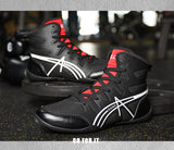 Chaussures de boxe anglaise noires et rouges posées en salle de sport