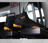 Chaussures de boxe noires posées sur un banc de musculation