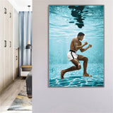 Tableau Mohamed Ali piscine, boxeur en garde sous l'eau turquoise, vue rapprochee de la toile