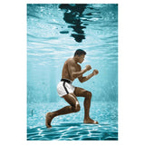 Tableau Mohamed Ali piscine, boxeur en garde sous l'eau turquoise, toile seule, sans cadre
