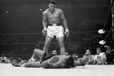 Tableau Ali vs Liston noir et blanc, Ali debout au-dessus de Sonny Liston, toile seule, sans cadre