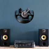 Horloge vinyle boxe accrochée au mur d'un salon