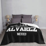 Plaid Canelo Alvarez déployé sur un lit, lettrage blanc Saul Canelo Alvarez