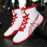 Chaussures de boxe anglaise blanches et rouges portées en salle