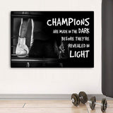 Tableau citation boxe, phrase en capitales blanches et boxeur de dos gants pendants