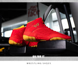 Chaussures de boxe rouges posées sur un banc de musculation