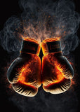Tableau paire de gants de boxe en flammes, braises et fumee sur fond noir, vue rapprochee de la toile