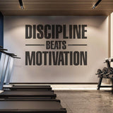Sticker Discipline beats Motivation posé sur un mur de salle de sport