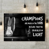 Tableau citation boxe, phrase en capitales blanches et boxeur de dos gants pendants, affiche dans un salon