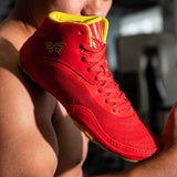 Chaussure de boxe rouge de profil, col doublé de jaune