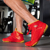 Chaussures de boxe rouges portées en salle, vue au sol