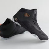 Chaussures de boxe basses noir et or, paire vue de trois quarts