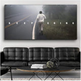 Tableau panoramique Keep Going, coureur de dos sur une route dans la brume, affiche dans un salon