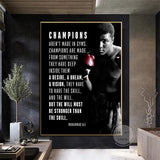 Tableau citation boxe, treize lignes en capitales blanches et Muhammad Ali au gant rouge, affiche dans un salon