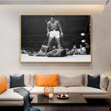 Tableau Ali vs Liston noir et blanc, Ali debout au-dessus de Sonny Liston, vue rapprochee de la toile