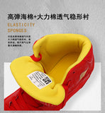 Doublure intérieure jaune d'une chaussure de boxe rouge