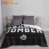 Plaid Bronze Bomber, lettrage blanc et monogramme sur fond noir