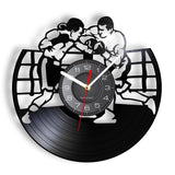 Horloge vinyle boxe, motif deux boxeurs au corps à corps contre les cordes